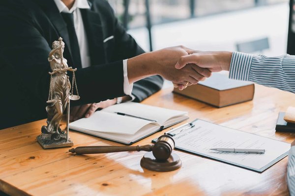 Faire appel à un avocat fiscaliste à Paris : quels sont les coûts ?